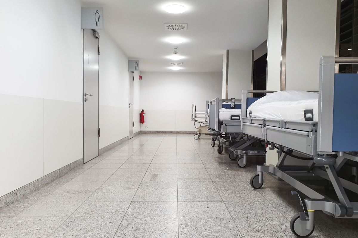 Corredor hospitalar moderno com equipamentos médicos