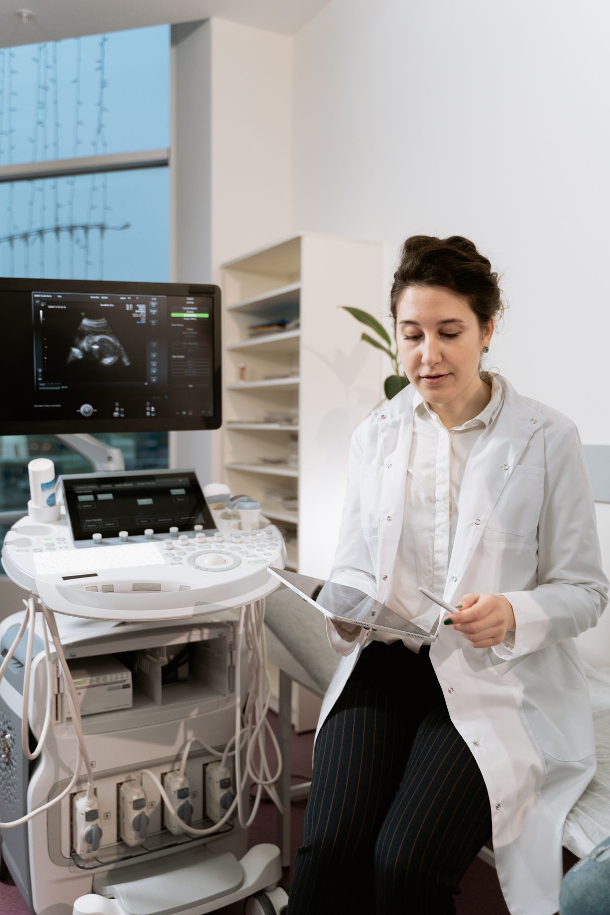 Console de ultrassom em consultório médico moderno